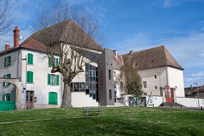 photographe mariage marcigny, Moment intimiste pour les mariés à l'ombre des arbres de la Place Reverchon à Marcigny