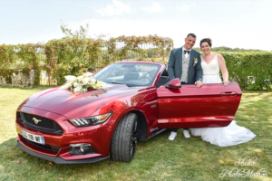 Photo des mariés avec la voiture - reportage mariage Paray-le-Monial
