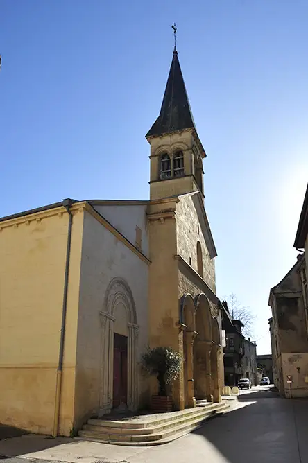 photographe professionnel mariage marcigny, Mariage à Marcigny Les 10 plus beaux spots pour vos photos de couple, Sortie de cérémonie et architecture prestigieuse de l’Église Saint-Nicolas à Marcigny