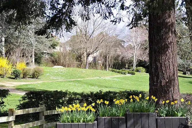 reportage photo mariage marcigny, Photos de couple romantiques dans le parc fleuri de l’Hôtel de Ville de Marcigny