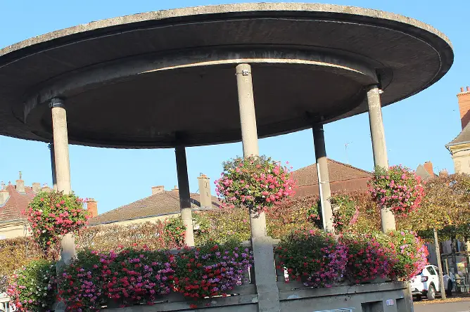 photographe professionnel mariage à marcigny, Photo de mariés rétro et poétique sous le kiosque à musique de Marcigny