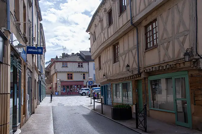 séance photo mariage marcigny, Portrait de mariés dans les rues pavées authentiques du centre historique de Marcigny