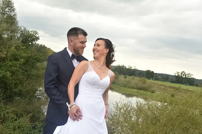reportage mariage à marcigny, Vue panoramique et photo de mariage au coucher du soleil sur les collines du Brionnais