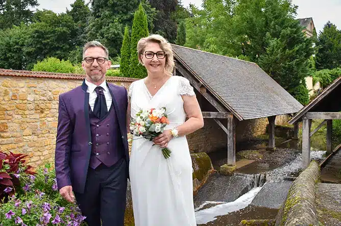 Mariage à Marcigny Les 10 plus beaux spots pour vos photos de couple, Cliché de mariage intemporel avec reflets aquatiques au vieux lavoir de Marcigny