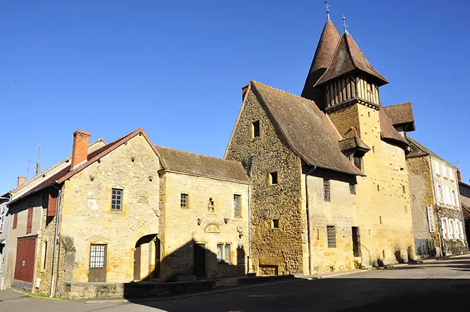 Mariage à Marcigny : Les 10 plus beaux spots pour vos photos de couple, Tour du Moulin Marcigny - pierre dorée - spot photos couple mariage